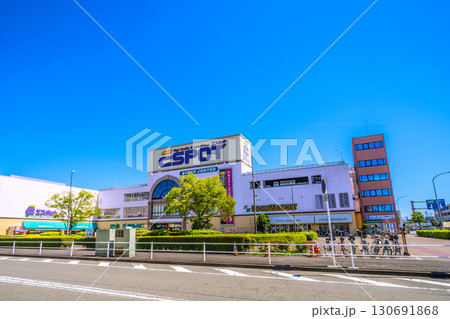 日本の横浜都市景観 北新横浜駅前のエスポット新横浜や駅前広場などを望む＝21日 130691868