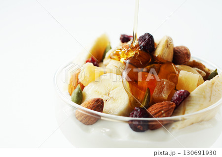 具だくさんギリシャヨーグルトにハチミツをかける 具だくさんギリシャヨーグルトにハチミツをかける 130691930