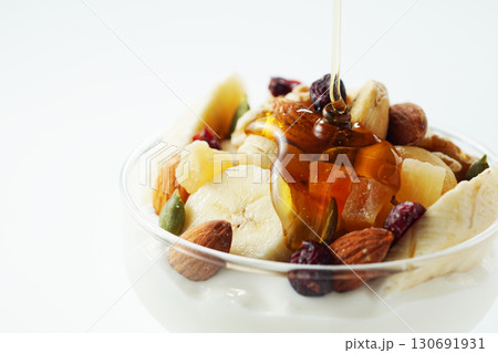 具だくさんギリシャヨーグルトにハチミツをかける 130691931