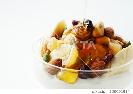 具だくさんギリシャヨーグルトにハチミツをかける 130691934