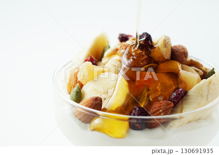 具だくさんギリシャヨーグルトにハチミツをかける 130691935