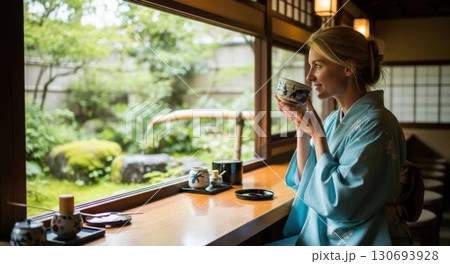 日本庭園を眺めながらお茶を楽しむ着物姿の外国人女性 130693928