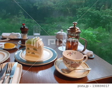 緑の景色の窓の席　カフェ　景色の良いカフェ 130694017