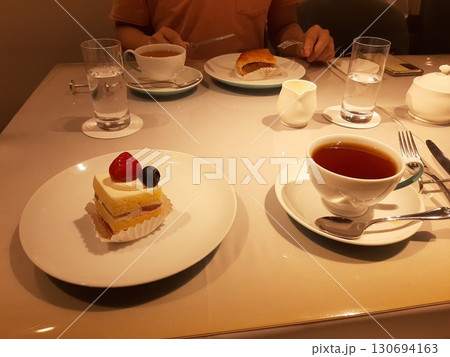 オシャレなケーキでティータイム 130694163