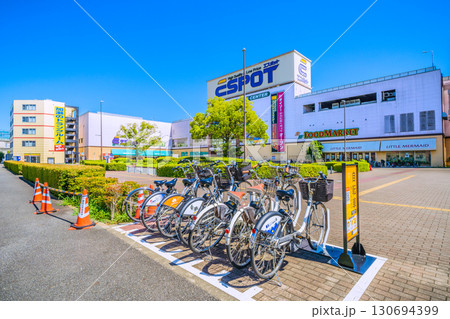 日本の横浜都市景観 北新横浜駅前のエスポット新横浜や駅前広場などを望む＝21日 130694399