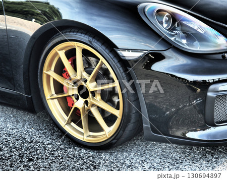 黒いスポーツカーのホイール 黒いスポーツカーのホイール 130694897