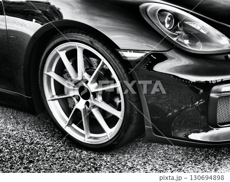 黒いスポーツカーのホイール 130694898