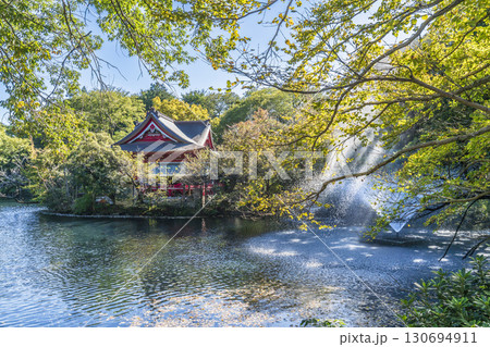 井の頭公園・井の頭池の風景 木々に囲まれた弁財天【東京都・武蔵野市-三鷹市】 井の頭公園・井の頭池の風景 木々に囲まれた弁財天【東京都・武蔵野市-三鷹市】 130694911