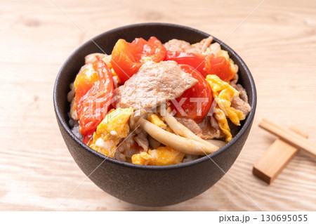 豚とトマトのたまご炒め丼 130695055