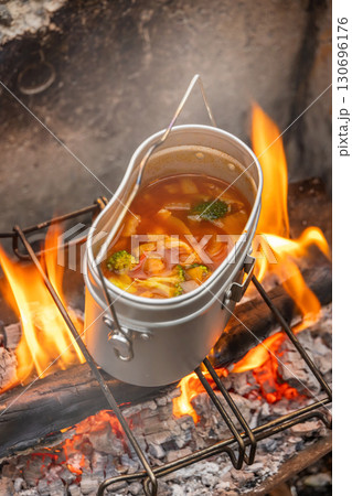 アウトドアで飯ごう　 campsites using a mess kit 130696176