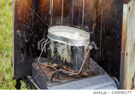 アウトドアで飯ごう　 campsites using a mess kit 130696177