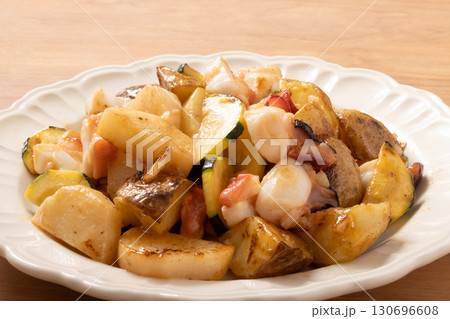 たこ・じゃがいも・ズッキーニのガーリックバター醤油炒め 130696608