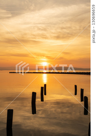 朝日が昇る七尾湾の風景 朝日が昇る七尾湾の風景 130696659