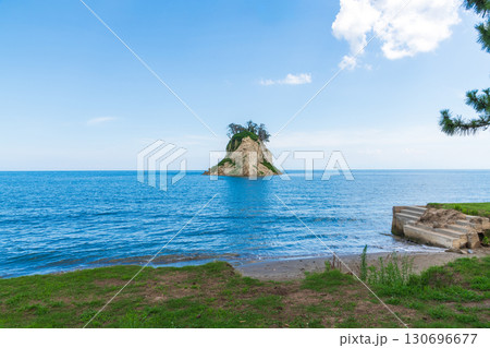 真夏の見附島と侵食が進む見附園地の海岸 真夏の見附島と侵食が進む見附園地の海岸 130696677