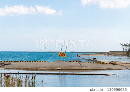 被災後1年8ヶ月が経過した飯田港の風景 130696686