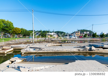 以前より侵食が進んだと思われるような海水量の飯田港の堤体の風景 130696692