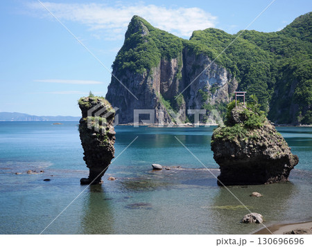 余市町にある、えびす岩と大黒岩 余市町にある、えびす岩と大黒岩 130696696