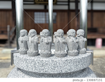 京都・六地蔵（大善寺）境内のお地蔵さん 130697131