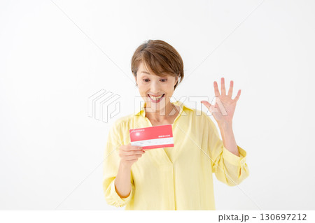 通帳を見て喜ぶミドル女性 130697212