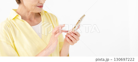 スマートフォンを操作する女性　手元 130697222