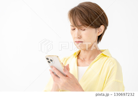 スマートフォンを操作する女性　悩む 130697232