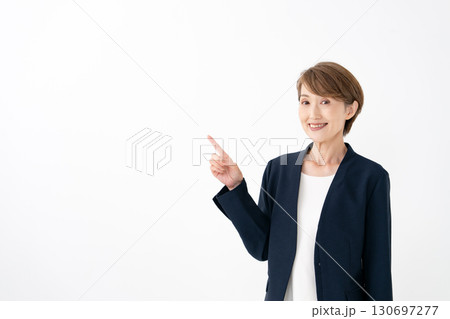 女性 ビジネス 指差し 女性 ビジネス 指差し 130697277