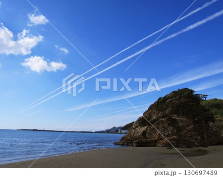 出雲・稲佐の浜、真っ直ぐな雲と青空と海 出雲・稲佐の浜、真っ直ぐな雲と青空と海 130697489