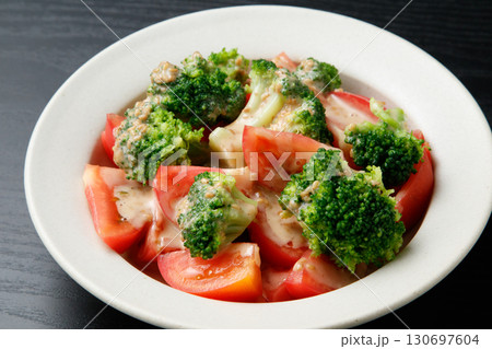 ブロッコリーとトマトのサラダ 130697604