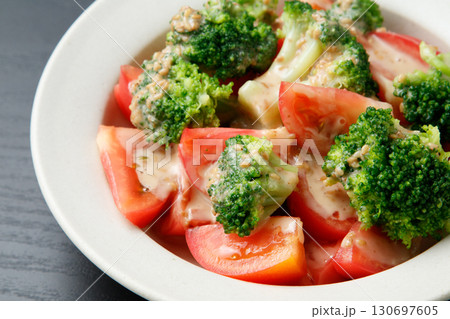 ブロッコリーとトマトのサラダ 130697605