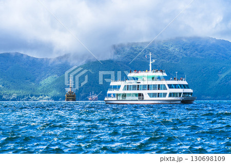 遊覧船が行き交う芦ノ湖の風景【神奈川県・箱根町】 遊覧船が行き交う芦ノ湖の風景【神奈川県・箱根町】 130698109