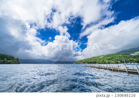 夏の芦ノ湖　入道雲が流れ込む湖畔の風景【神奈川県・箱根町】 130698110