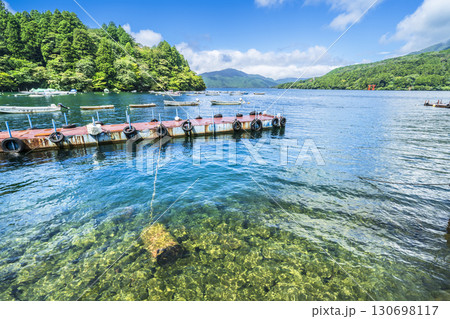 青空広がる夏の芦ノ湖　湖畔の風景【神奈川県・箱根町】 130698117