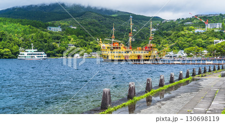夏の芦ノ湖 元箱根港に停泊する「箱根海賊船」と湖畔の風景【神奈川県・箱根町】 夏の芦ノ湖 元箱根港に停泊する「箱根海賊船」と湖畔の風景【神奈川県・箱根町】 130698119