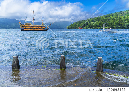 元箱根港から見る芦ノ湖の風景【神奈川県・箱根町】 130698131