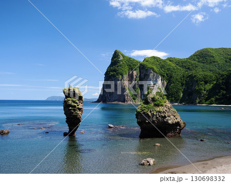 余市町にある、えびす岩と大黒岩 余市町にある、えびす岩と大黒岩 130698332