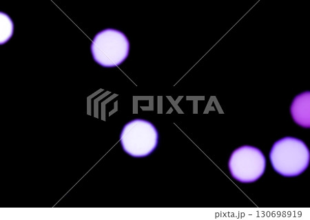 パープルカラー系玉ボケイメージ (写真素材) パープルカラー系玉ボケイメージ (写真素材) 130698919