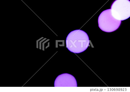 パープルカラー系玉ボケイメージ　(写真素材) 130698923