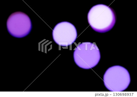 パープルカラー系玉ボケイメージ (写真素材) パープルカラー系玉ボケイメージ (写真素材) 130698937
