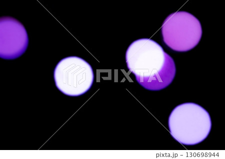 パープルカラー系玉ボケイメージ (写真素材) パープルカラー系玉ボケイメージ (写真素材) 130698944