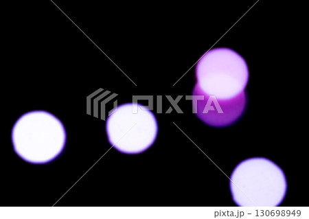 パープルカラー系玉ボケイメージ (写真素材) パープルカラー系玉ボケイメージ (写真素材) 130698949