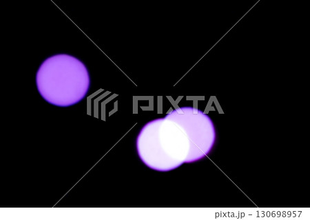 パープルカラー系玉ボケイメージ (写真素材) パープルカラー系玉ボケイメージ (写真素材) 130698957