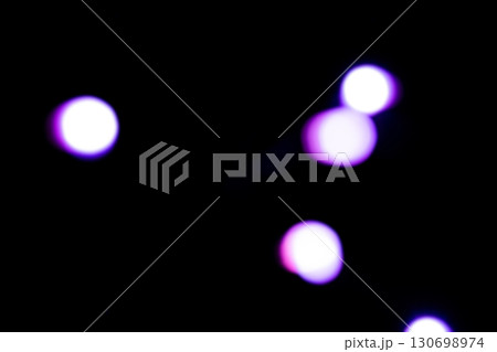 パープルカラー系玉ボケイメージ　(写真素材) 130698974