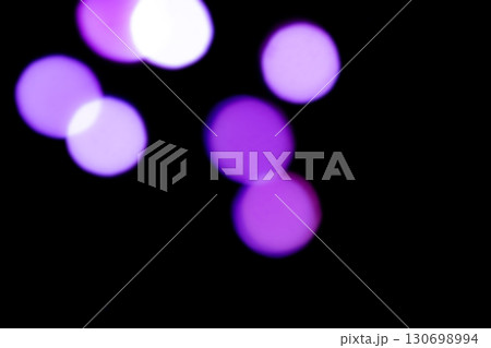 パープルカラー系玉ボケイメージ (写真素材) パープルカラー系玉ボケイメージ (写真素材) 130698994
