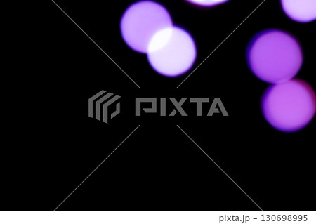 パープルカラー系玉ボケイメージ (写真素材) パープルカラー系玉ボケイメージ (写真素材) 130698995