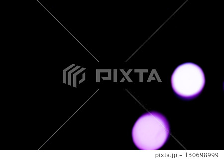 パープルカラー系玉ボケイメージ (写真素材) パープルカラー系玉ボケイメージ (写真素材) 130698999
