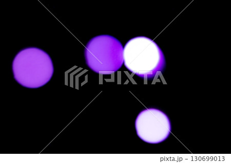 パープルカラー系玉ボケイメージ　(写真素材) 130699013