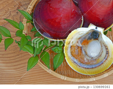 プランターで育てるさつまいもを収穫する写真 130699161