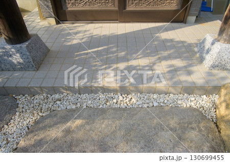 木漏れ日と玄関前の敷石と玉砂利 130699455