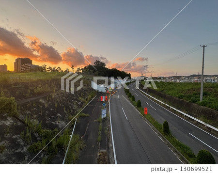 夕焼けに染まる工事中の道路を撮影しました。 夕焼けに染まる工事中の道路を撮影しました。 130699521