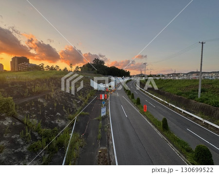 夕焼けに染まる工事中の道路を撮影しました。 130699522